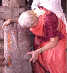 Mom sits down in the temple after feeling uncomfortable