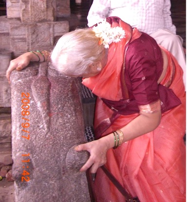 Mom sits down in the temple after feeling uncomfortable Mom sits down in the temple after feeling uncomfortable