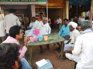 Pradip Bhandari from Jan Ki Baat conducting a survey with farmers in a JanKiBaat social chaupal in North Karnataka during assembly elections 2018