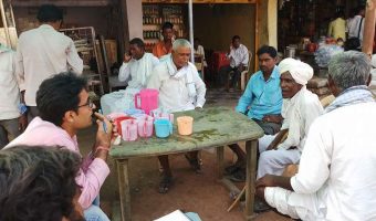Pradip Bhandari from Jan Ki Baat conducting a survey with farmers in a JanKiBaat social chaupal in North Karnataka during assembly elections 2018